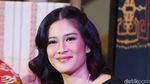 Gaya Etnik Dian Sastro dengan Kain Sumba
