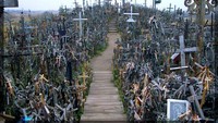 Dulu, salib pertama kali ditancapkan sebagai bentuk aksi protes keluarga korban pemberontakan kepada pemerintah (The Hill of Crosses/Facebook)