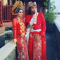 Ijal mengenal Julie usai manggung bersama bandnya di Padang, Sumatera Barat, Agustus 2016. Melalui seorang teman bandnya dia mengenal Julie yang tengah menjadi dosen Bahasa Prancis di Universitas Hasanudin. Foto: Dok. Pribadi