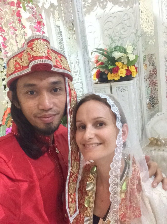 Pria yang pernah bekerja sebagai pengamen di Jakarta itu menceritakan, sebelum lancar berbahasa Prancis dan Inggris, setiap mengobrol dengan Julie via aplikasi chat online, ia harus merangkai kalimat yang pas dengan bantuan aplikasi Google Translate. Foto: Dok. Pribadi