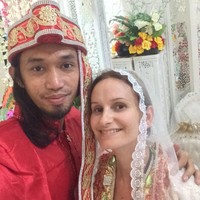 Pria yang pernah bekerja sebagai pengamen di Jakarta itu menceritakan, sebelum lancar berbahasa Prancis dan Inggris, setiap mengobrol dengan Julie via aplikasi chat online, ia harus merangkai kalimat yang pas dengan bantuan aplikasi Google Translate. Foto: Dok. Pribadi