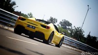 Ferrari 488 Spider saat menjalani test drive di kawasan BSD City, Tangerang.