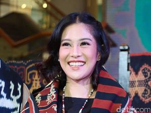 Gaya Etnik Dian Sastro dengan Kain Sumba