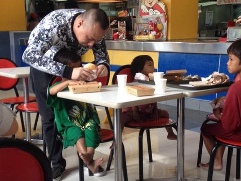 Viral, Kisah Haru Pria yang Beri Makan 3 Anak Pengemis