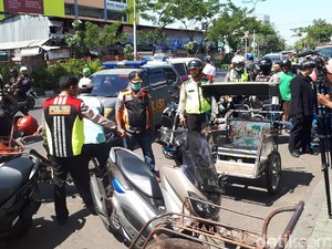 Jalan Dupak Ditertibkan, Petugas Gabungan Tilang Becak Motor