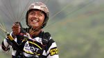 Para Pilot Paralayang Unjuk Ketangkasan