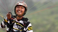 Pilot anggota Pelatnas Asian Games 2018, Jafro Megawanto menjuarai kelas senior putra, Seri III Kejuaraan Ketepatan Mendarat Paralayang TROI (Trip Of Indonesia) IV 2017. Humas FASI/Tagor Siagian.