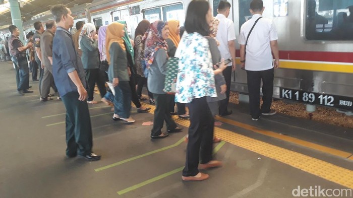 Garis Antrean di Peron Stasiun yang Dicuekin Penumpang