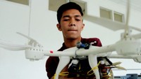 Mahasiswa Jurusan Elektro, Politeknik Negeri Lhokseumawe, Aceh menciptakan robot dari drone yang berfungsi memantau serta mendeteksi titik asap dan suhu kebakaran dari jarak jauh. detikcom/Datuk Haris Maulana.