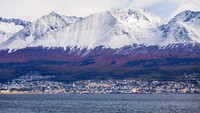 Panorama Kota Ushuaia tak bisa dipandang sebelah mata. Kotanya dikelilingi Pegunungan Martial dan Pegunungan Olivia yang bersalju (Thinkstock)