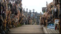 Tidak hanya dibakar, bukit ini juga di bom, dibongkar paksa, dicabut diam-diam oleh pemerintah Soviet. Pemerintah menganggap tidak ada unsur estetika dari salib yang tertancap di bukit tersebut (The Hill of Crosses/Facebook)