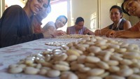 Mereka bahagia dan hidup seperti masyarakat biasa pada umumnya. Mereka juga mempersilahkan siapa saja datang, termasuk turis laki-laki datang ke desa (Noiva do Cordeiro/Facebook)