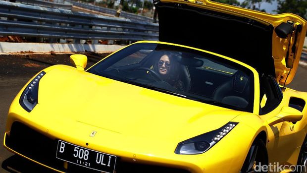 Ngebut Bareng Ferrari 488 Spider di Sirkuit Jalanan BSD