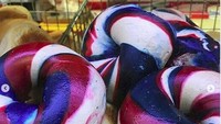Foto: stimewaTampak berwarna dan menggiurkan, bagel ini ditutupi dengan warna-warni  ungu biru yang cantik
