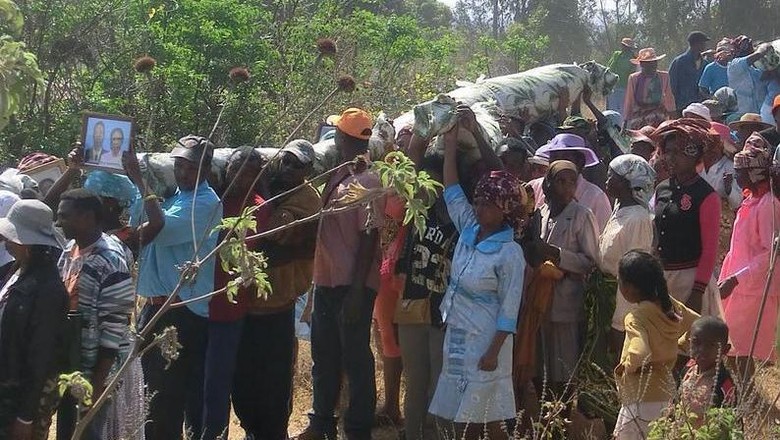 Tradisi Gali Kubur & Joget Bareng Jenazah di Madagaskar