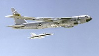 B-52 Bomber dan F-16 mungkin saja akan digunakan bila AS melancarkan serangan militer ke Korut. Usaf/Getty Images.