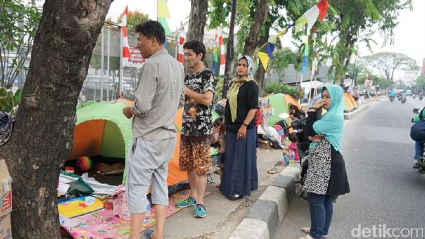 Cari Suaka, Pengungsi Afghanistan Menggelandang di Trotoar Kalideres.