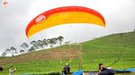 Para Pilot Paralayang Unjuk Ketangkasan