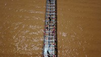 Pemerintah China sedang menggenjot infrastruktur di dalam negeri. Jalan hingga jembatan baru pun bermunculan, salah satunya adalah jembatan yang terbuat dari kaca.
