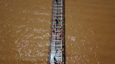 Foto: Jembatan Kaca di Sungai Kuning