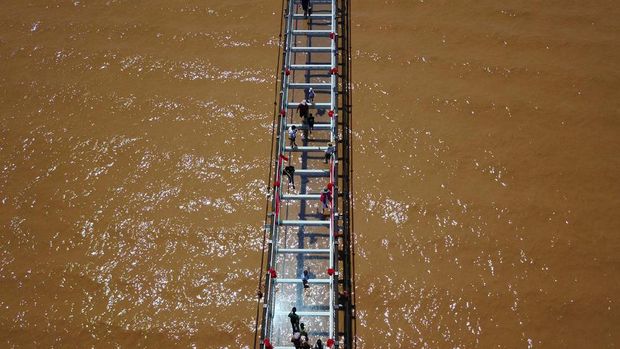 Pemerintah China sedang menggenjot infrastruktur di dalam negeri. Jalan hingga jembatan baru pun bermunculan, salah satunya adalah jembatan yang terbuat dari kaca.