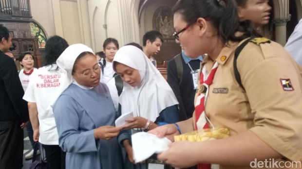 Para siswa SMA di Jakarta Wisata Rumah Ibadah.