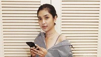 Mikha tampak seksi dengan kemeja dan memperlihatkan bahu indahnya. Dok. Instagram/miktambayong