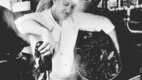 Dalam foto yang diambil pada tahun 1950 hingga 1960-an, seorang chef Scandinavia Airlines menyiapkan lobster di dapur penerbangan tepatnya di Bandara Kastrup, Chopenhagen. Lobster ini masuk lho dalam daftar menu. (Foto: Istimewa)