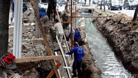 Pembuatan turap tersebut untuk mengantisipasi terjadi longsor dan membahayakan para pengguna jalan.
