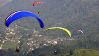 Para peserta Seri III Kejuaraan Ketepatan Mendarat Paralayang TROI (Trip Of Indonesia) IV 2017, di Desa Segoro Gunung, Kabupaten Karanganyar, Solo, Jawa Tengah, melakukan terbang gembira. Humas FASI/Tagor Siagian.