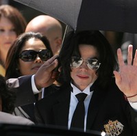 Raja Pop Michael Jackson dituduh melakukan pelecehan seksual terhadap anak-anak di bawah umur pada 1990-an. Salah satu korbannya, Wade Robson (36 tahun) menyebut Michael pernah mencoba untuk memerkosanya saat dia masih 14 tahun di Neverland. Setiap kali saya bersamanya, setiap kali saya bermalam dengannya, dia melecehkan saya, kata Robson di film dokumenter Leaving Neverland seperti dikutip BBC. (Foto: Justin Sullivan/Getty Images)