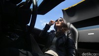Mobil yang dicoba Dewi Gilang adalah Ferrari 488 Spider, ya itu adalah sebuah mobil Ferrari yang atapnya bisa dibuka.