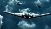 Pesawat pengebom B-2 dikawal 2 F-117A. courtesy of U.S. Air Force.