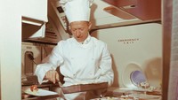 Foto dari tahun 1970-an ini menunjukkan bahwa chef maskapai menyiapkan makanan yang enak untuk penumpang di dapur khusus. (Foto: Istimewa)