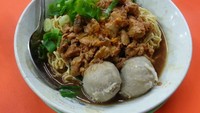 Ragam jenis makanan bisa jadi menu makan siang. Misalnya saja mie ayam dengan paduan potongan daging ayam bumbu cokelat dan paduan minyak ayam. Makin mantap dimakan bersama pangsit. Seperti Mie Ayam Yunus ini. Foto: dok. detikFood