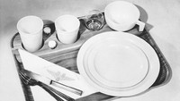 Penyajian dengan nampan untuk makan malam tampak sangat berbeda pada tahun 1960. Terlihat saat mereka menggunakan piring dan gelas asli dan alat pemotong berbahan logam. (Foto: Istimewa)