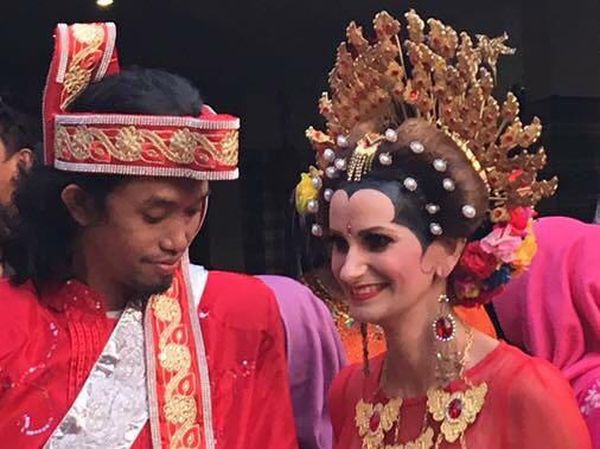 10 Foto Eks Pengamen Viral Nikahi Bule Prancis, Ngobrol Via Google Translate