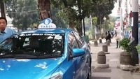 Besoknya tanggal 9 Agustus 2017, ramai di Facebook video Ketua Koalisi Pejalan Kaki Alfred Sitorus berdebat dengan sopir taksi Blue Bird yang memarkirkan mobil di trotoar. Siapa yang tidak kesal melihat trotoar untuk pejalan kaki malah dipakai parkir mobil (Facebook)