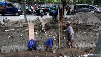 Turup yang dikerjakan membentang sepanjang kurang lebih 100 meter.