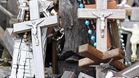 Semakin gencar pemerintah menghancurkan salib, pendudukpun semakin ramai dan makin banyak yang menancapkan salib (The Hill of Crosses/Facebook)