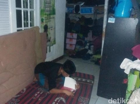 Sewa Rumah Habis, Puluhan Santri Yatim Piatu di Bandung Tidur di Teras