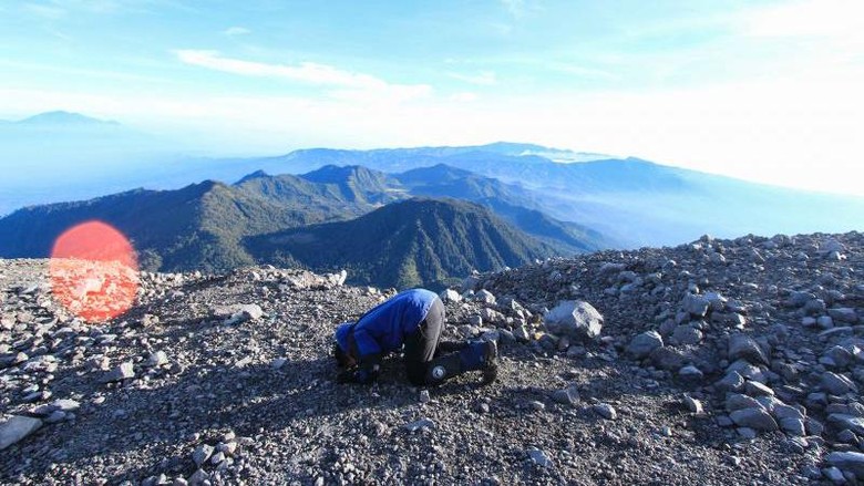 Viral Kemunculan Langka Lapisan Es di Mahameru 