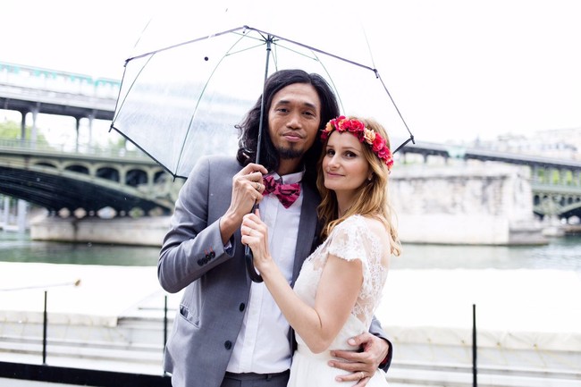 Cerita cinta pria Makassar, Ijal Ricardo dengan wanita Prancis, Julie Martha, ini bisa menginspirasi kamu yang merasa terkendala bahasa asing dalam urusan asmara. Ijal membuktikan cinta akan menemukan jalannya jika memang ada kemauan. Inilah potret bahagia Ijal dan Julie yang berjodoh berkat bantuan Google Translate. Foto: Dok. Pribadi