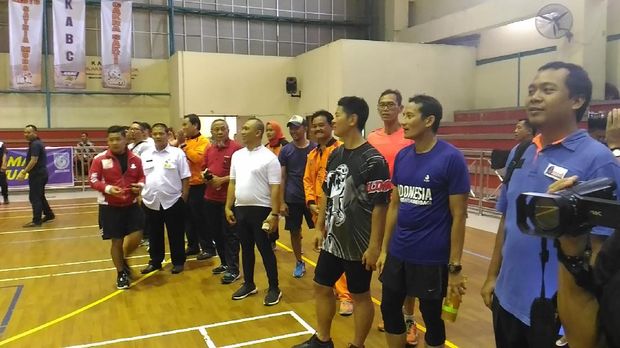 Usai Lari Pagi, Sandiaga Tinjau GOR Rawamangun Bareng Sylvi