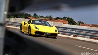 detikOto menjajal mobil mutakhir Ferrari 488 Spider di jalanan di BSD City, Tangerang.