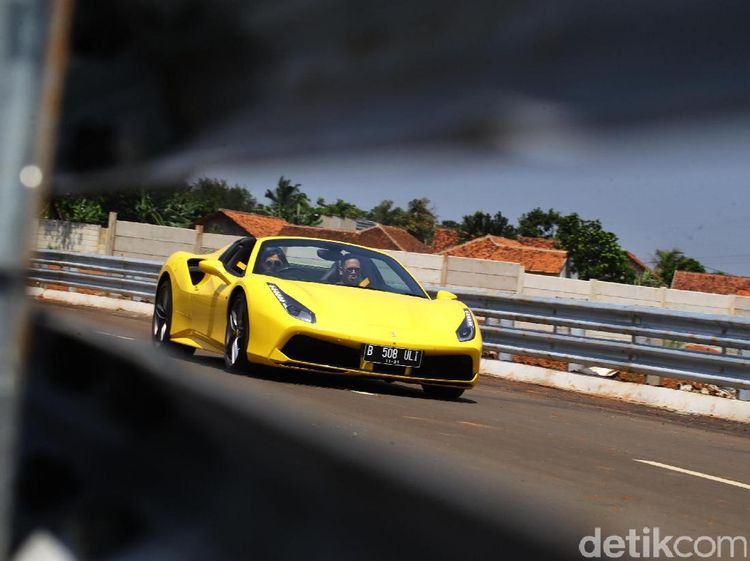 Foto: Ngebut Bareng Ferrari 488 Spider di Sirkuit Jalanan BSD