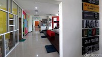 Berbagai fasilitas kenyamanan karyawan dan pengunjung ada di gedung ini.