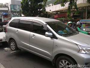 Parkir di Trotoar, 5 Mobil Diderek di Rawasari