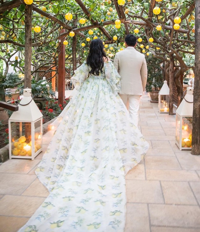 Pada hari pertama, pesta digelar dengan dekorasi pohon lemon. Sesuai dengan dekorasinya, Feipeng pun menggunakan gaun bermotif lemon. Foto: dok. Instagram