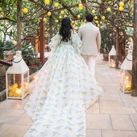 Pada hari pertama, pesta digelar dengan dekorasi pohon lemon. Sesuai dengan dekorasinya, Feipeng pun menggunakan gaun bermotif lemon. Foto: dok. Instagram